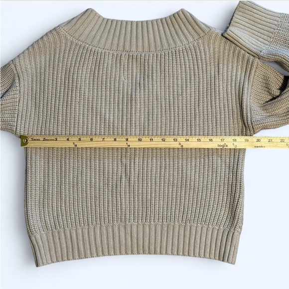 Abercrombie&Fitch Cropped Boxy V-Neck Sweater Small 
Great Condition Collegiate - Picture 4 of 6